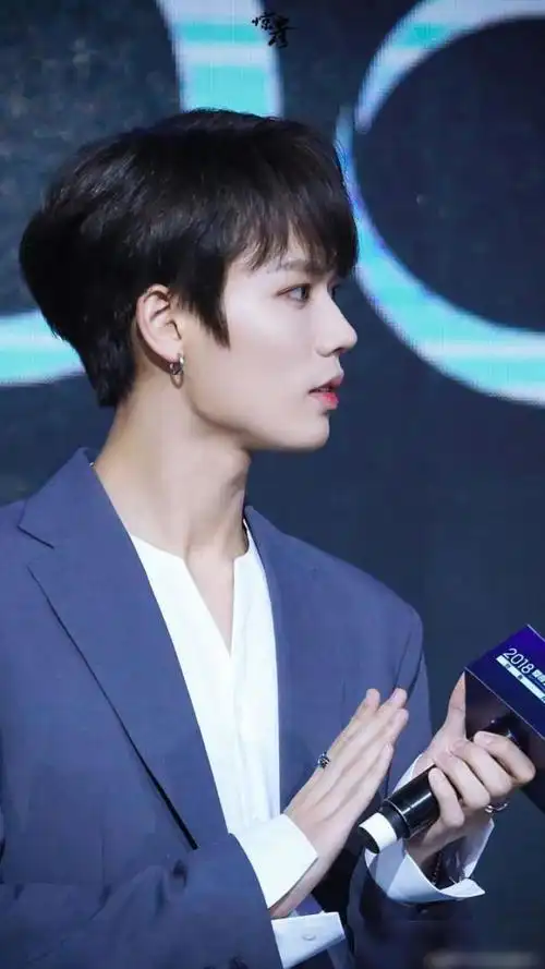 林彦俊的山根很高,鼻梁的角度也很完美,所以侧脸特别好看.