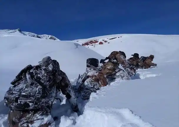 作为边防军人,面对着恶劣的环境和艰苦的条件,我们依然坚定地选择了这