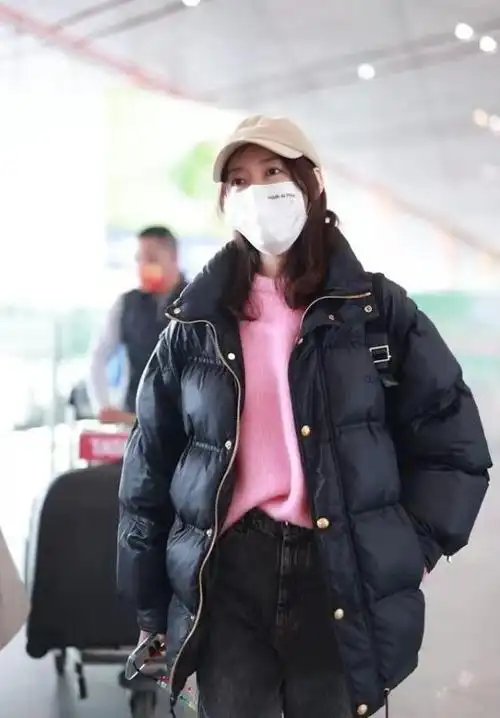 39岁的高露穿搭像少女,粉色毛衣配牛仔裤越看越青春,简单又时尚