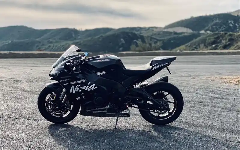 川崎 全碳 大牛 zx10r 休闲跑山