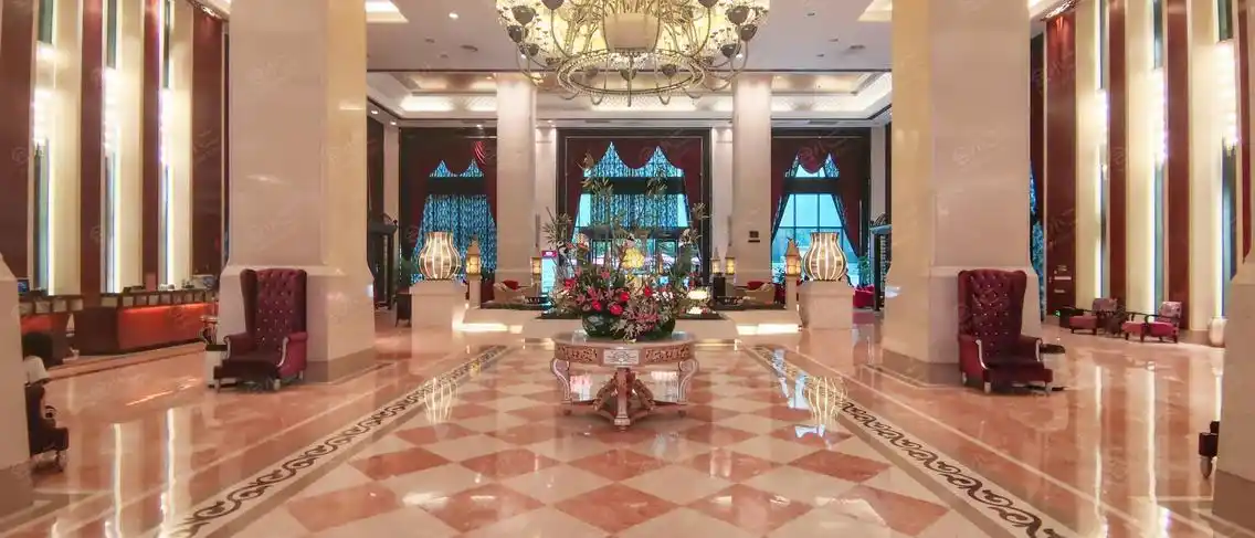 位于四川省成都市高新西区望丛中路1088号;外观高新西区五星级酒店,有