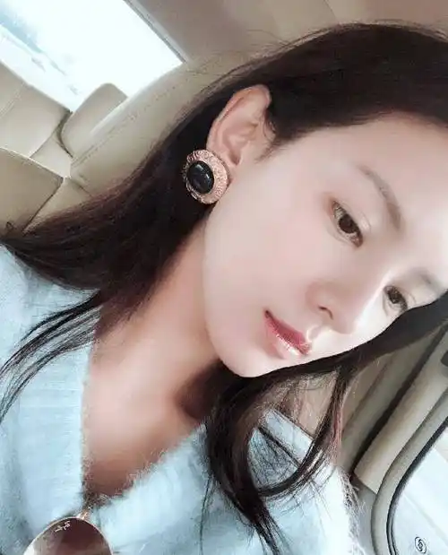 张予曦微博"营业照"真美,五官精致立体,坐下凹造型秀美腿