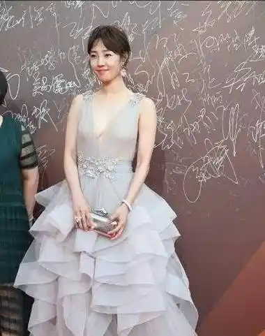 白百何穿白色薄纱透视连衣裙,大秀性感身材_电影_票房_黄小仙