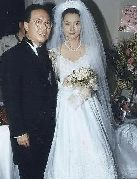 她被洪金宝赏识成名,前夫为她自首被当街枪杀,20年后遭到"报应"插图12