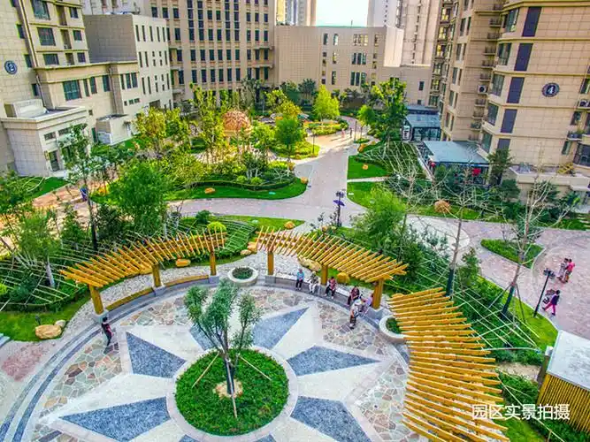 小区中心广场实拍图