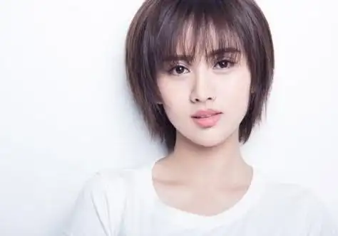 方脸女生碎发刘海短发发型