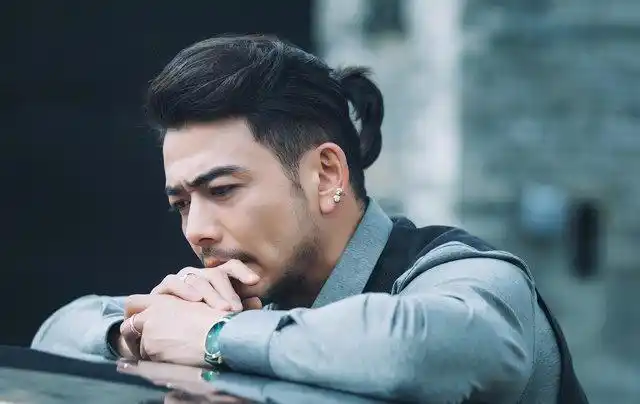 霸裁?no,是逗比,杨烁梳背头扎小辫不正经,油腻大叔在线耍宝