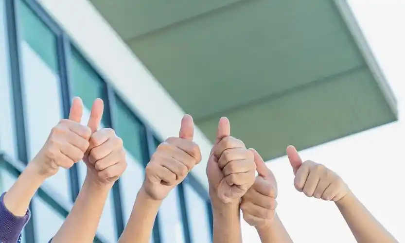 一群人竖起大拇指点赞加油点赞手势