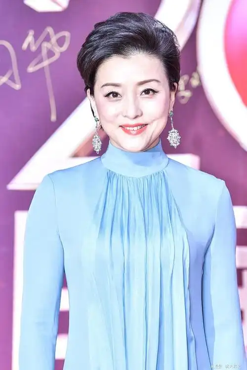 杨澜曾获得央视金话筒后离开央视与富豪吴征结婚生活圆满