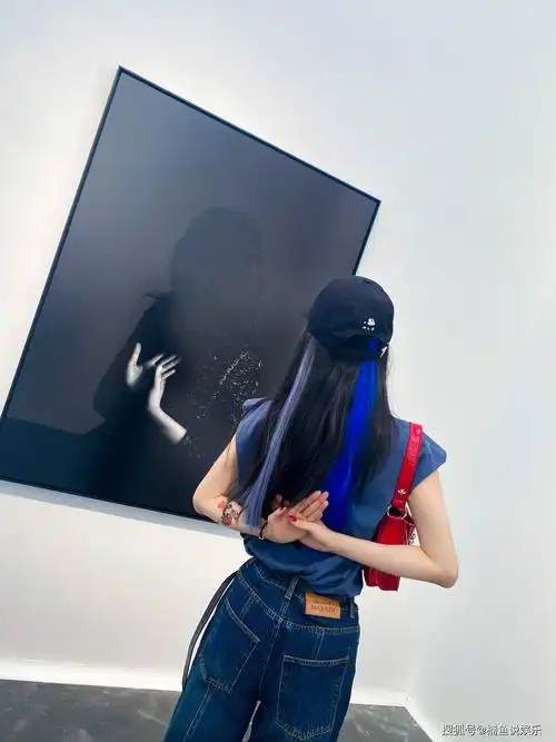 女王|杨幂真是人美又会穿,打扮清凉看画展,却被手臂上纹身贴抢镜