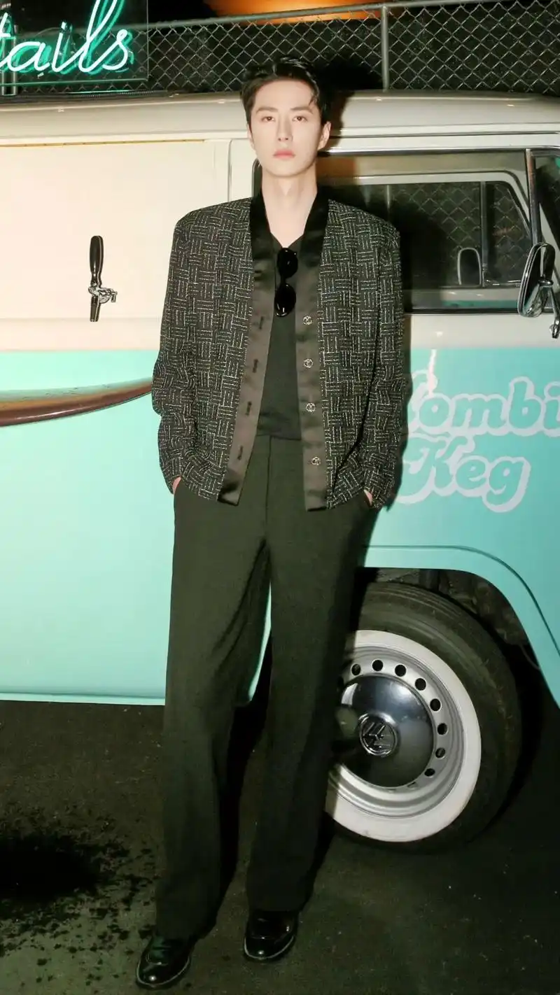 好帅气的全身照7878#王一博香奈儿品牌形象大使 #王一博香奈儿