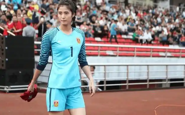 官宣赵丽娜进军电影界周星驰开拍足球大片女足门将必须演