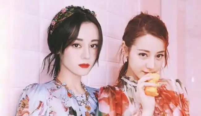 迪丽热巴拍时尚大片玩双生网友调侃迪丽热巴和迪丽冷巴