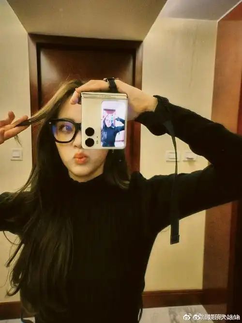 欧阳娜娜黑色眼镜框造型##欧阳娜娜拍立得自拍
