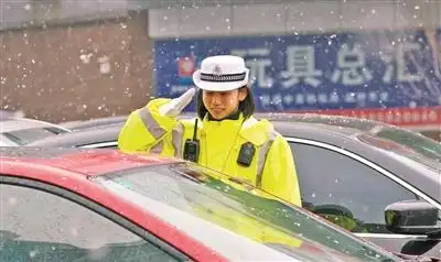 龚巧娜:"她的微笑敬礼能融化冰雪"