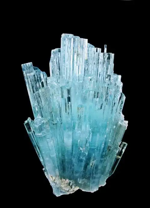 它是完美的诞生石,用柔和的蓝色代表了季节之间的过渡,随着三月将我们