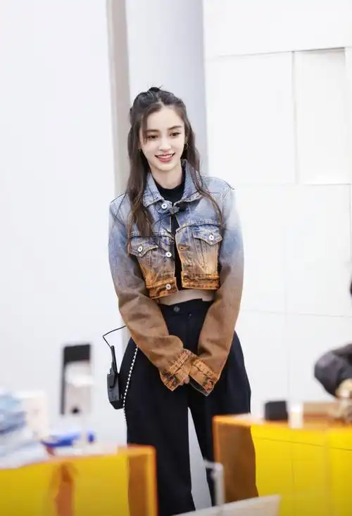 穿黑色运动服头戴棒球帽高挑纤细,有魅力|内搭|杨颖|穿搭|运动风|牛仔