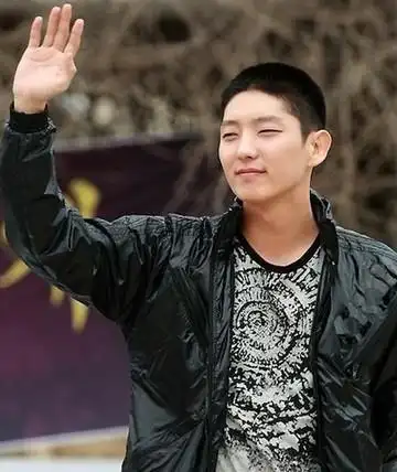 原创韩国花美男鼻祖李准基改变大众审美观念十年积蓄被经纪人骗光