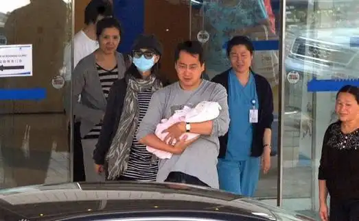 2011年陈好产后出院,老公抱爱女