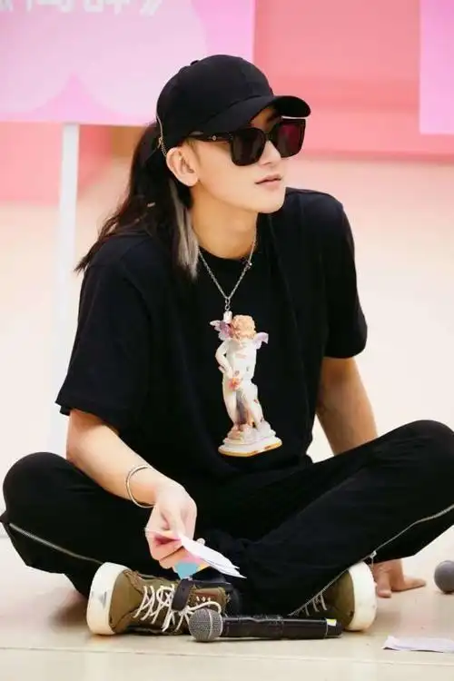 黄子韬扎高马尾太可了秒变一米八气场的大小姐