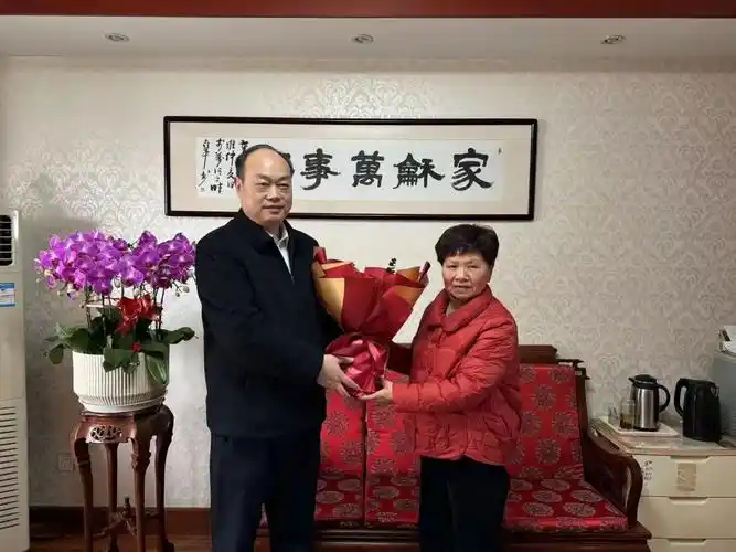 宜城街道党工委书记刘赛洪走访慰问江苏好人黄红,向她送上新春的祝福