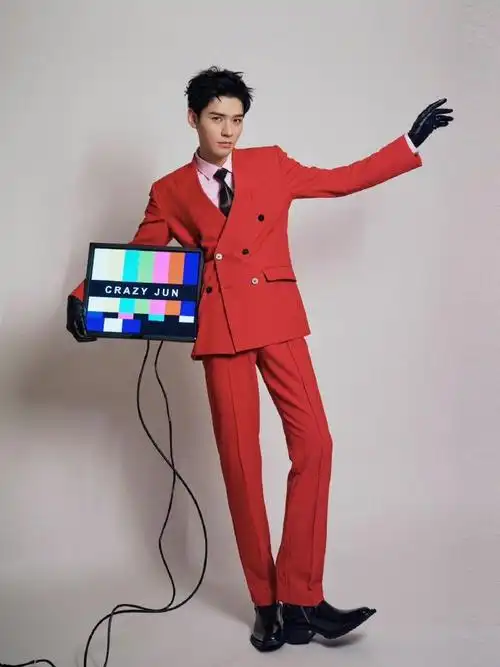 龚俊中国红西装##龚俊 特别的出发图