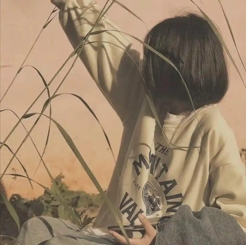 日系滤镜短发女生不露脸头像