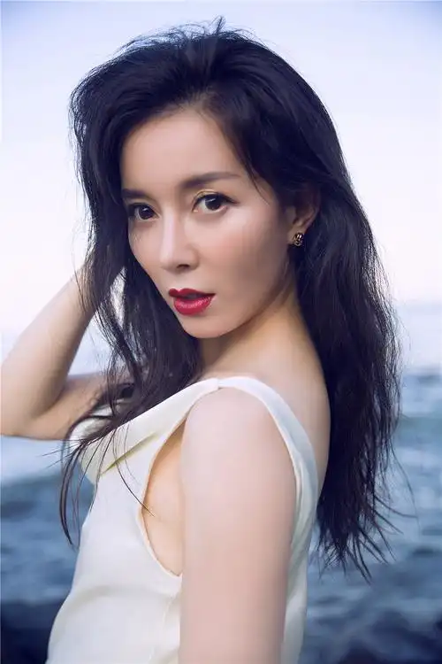 刘敏海边大秀美背性感妖娆展女神风采