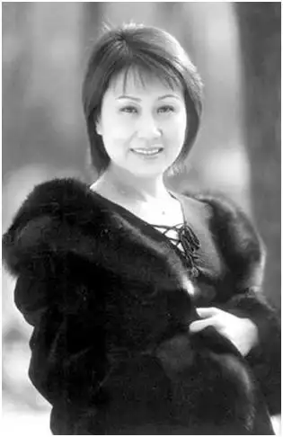 张凯丽年轻时的照片 张凯丽现在的丈夫是谁