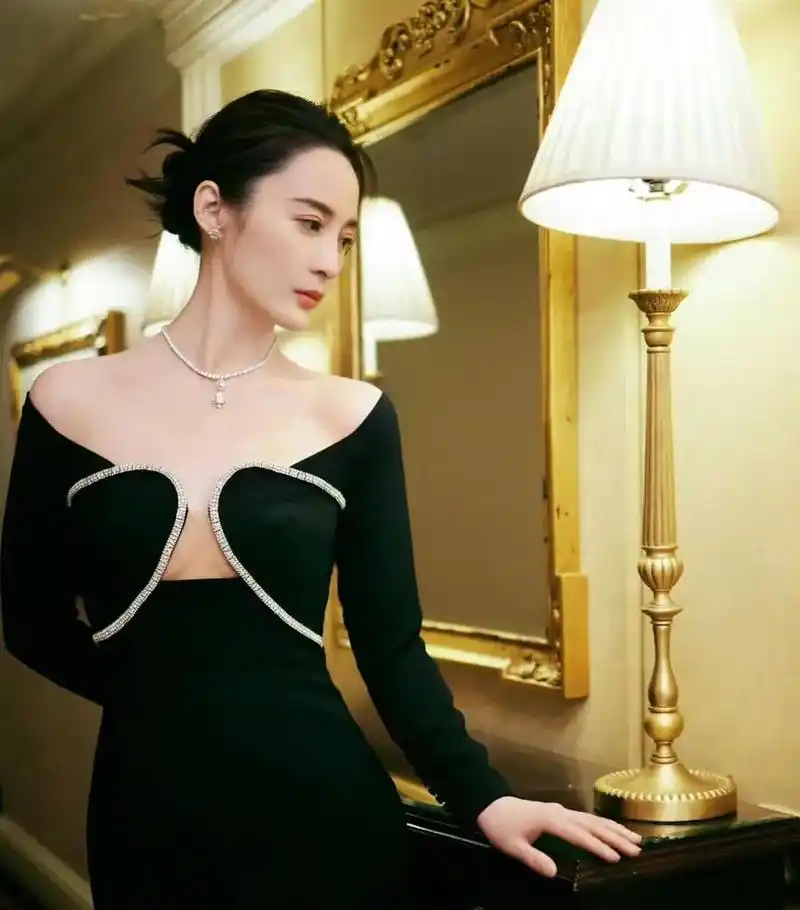 蒋勤勤,一个47岁的女演员,最近在社交媒体上引起了轩然大波.