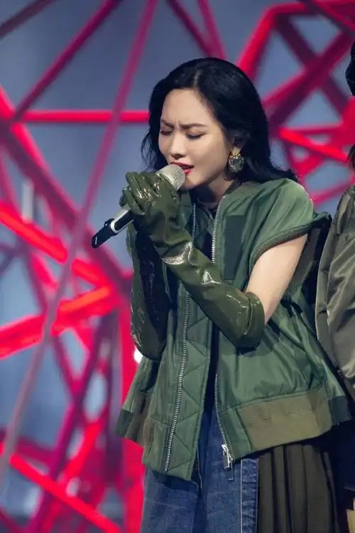 不愧是唱跳俱佳的女歌手,独自solo的她竟然签约了爱贝克思,成了滨崎步