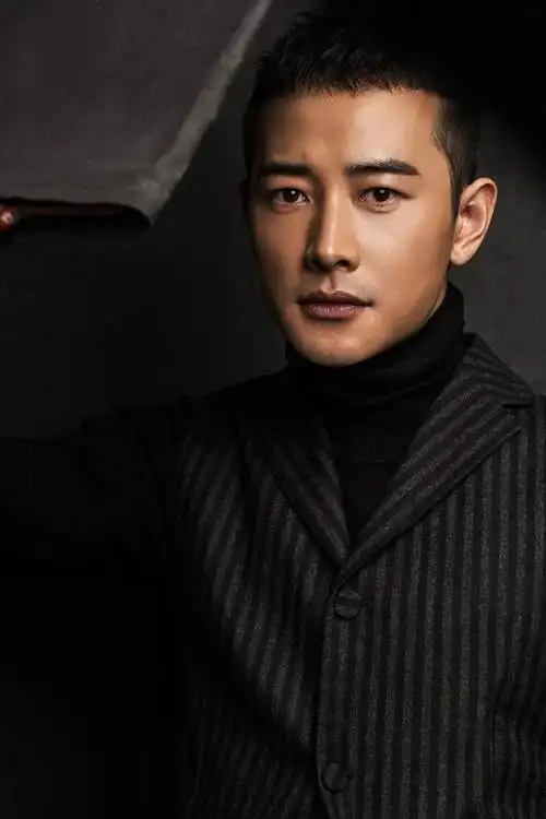 帽子下的面孔时隐时现,目光闪烁却坚毅,眼神有戏仿佛隐藏秘密