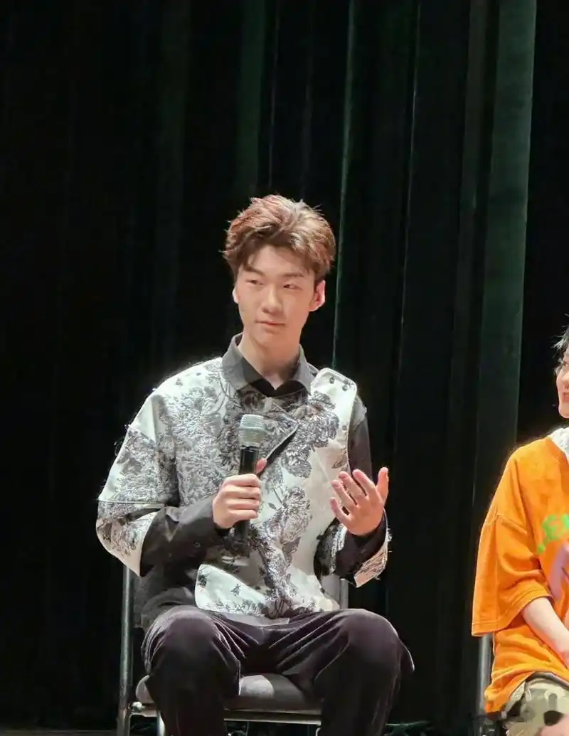 张亮儿子天天近照,长得越来越像他爸了