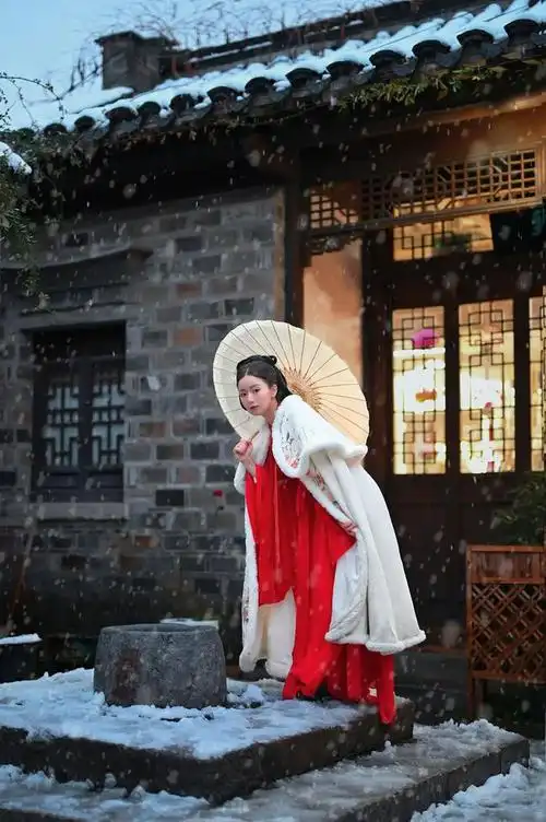 撑着油纸伞的汉服少女