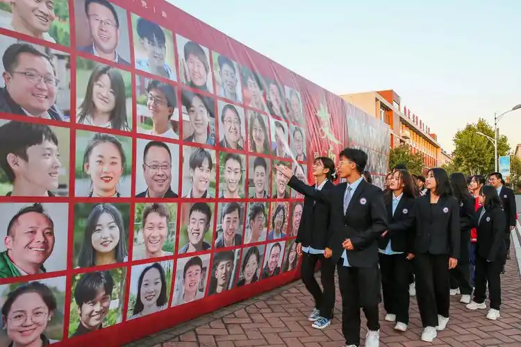 山东水利技师学院校园笑脸墙喜庆二十大