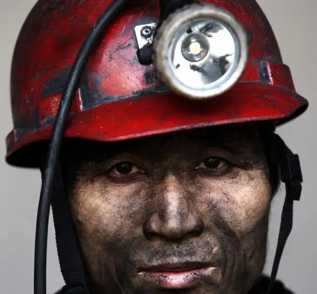 摄影师在矿井口拍摄下这些煤矿工人的肖像,真实而且令人震撼.