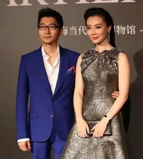 陈数才是"模范妻子",穿金色长裙高贵似女王,衬得老公像服务员