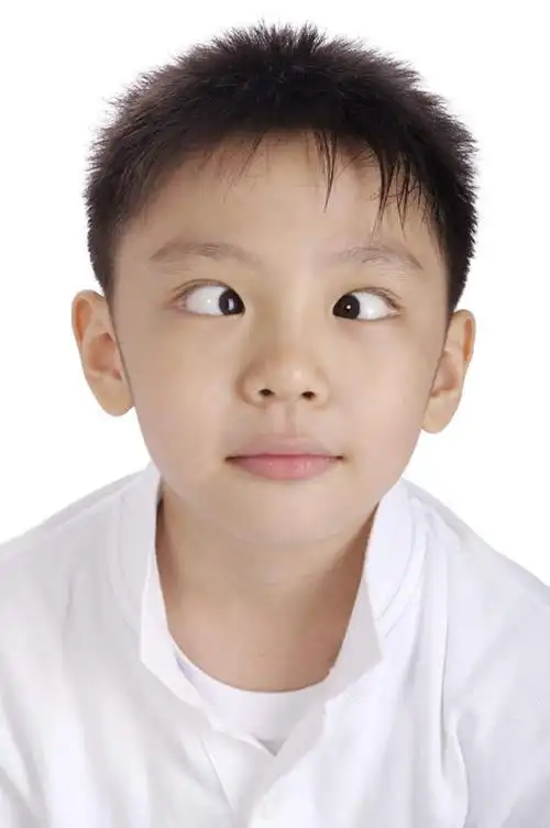 东方人,儿童,脸,头,眼睛,脸颊,头发,一个人,竖图,室内,特写,白天,白色