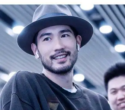 "网友们为了表达对高以翔的悼念,头像也纷纷换成了高以翔的头像.