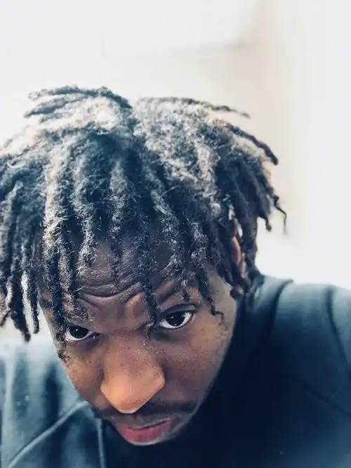 男人户外表情黑人造型卷发特写室外面部面部表情