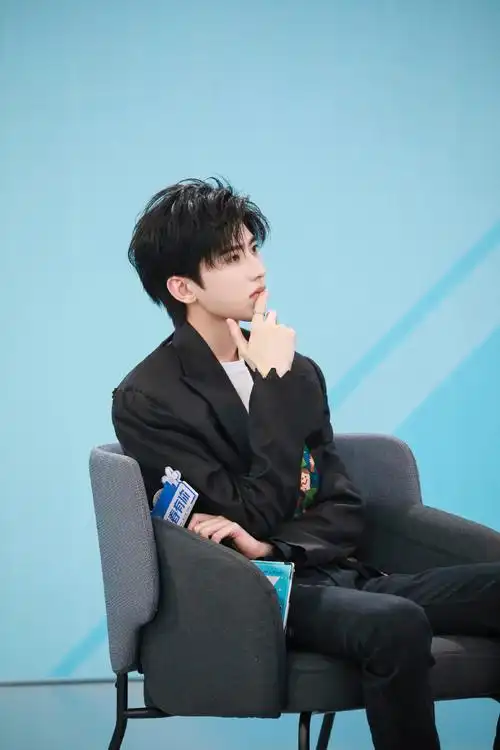 蔡徐坤青春有你2帅气造型图片17