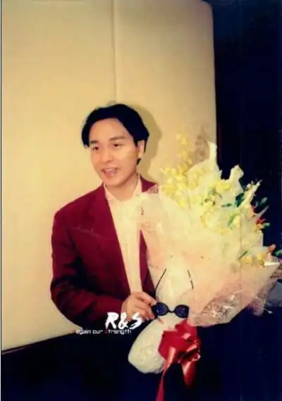 为张国荣献花# 潇洒的他手执鲜花