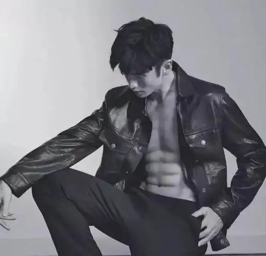 特警队浴室戏被曝光,简直是肌肉的比拼_凌潇肃