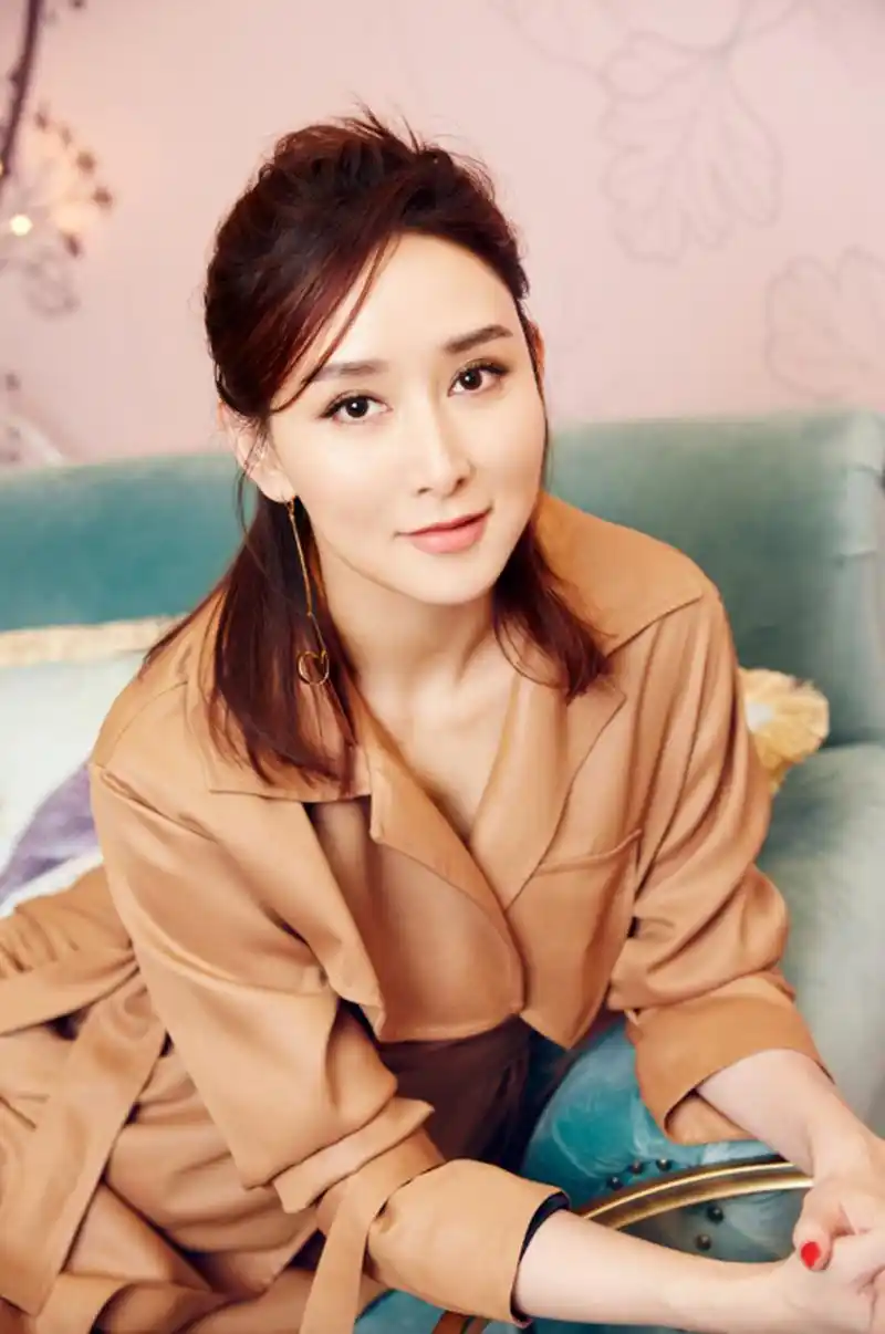 去年某综艺节目上,胡静为了摆脱豪门阔太的身份,居然在某网上买了廉价