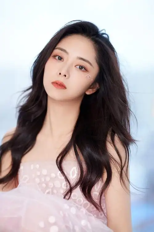 谭松韵金鹰节开幕式造型曝光粉色刺绣纱裙曼妙俏丽