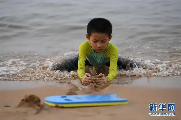 海口:戏水享清凉( / 3 )