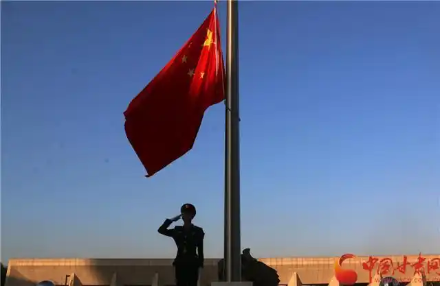 国旗在雄壮的国歌中冉冉升起,全体官兵注视国旗庄严敬礼,表达深深的