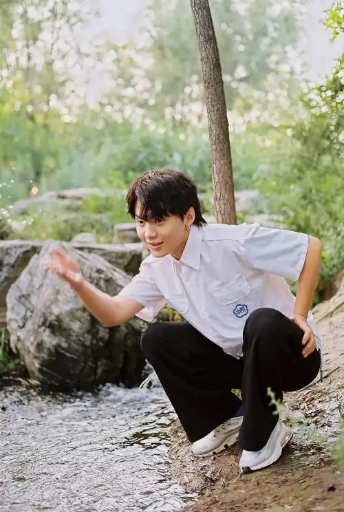 班玛加山间戏水身穿校服少年感十足