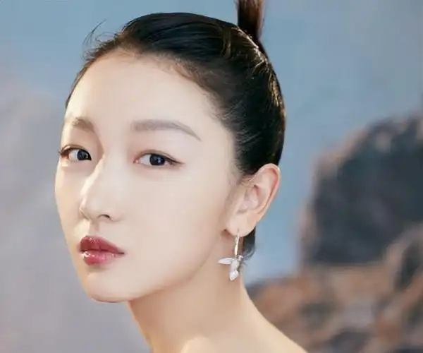 周冬雨晒素颜游玩照活泼可爱路边跳舞空灵感十足