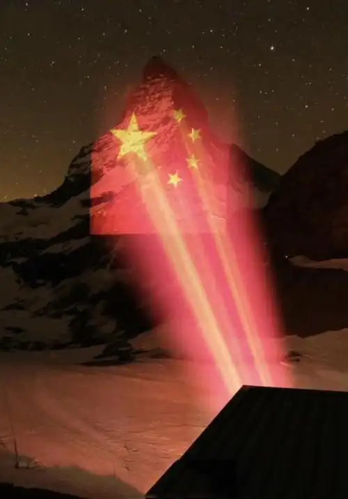 五星红旗闪耀阿尔卑斯之巅!背景:中国瑞士并肩抗疫的历程